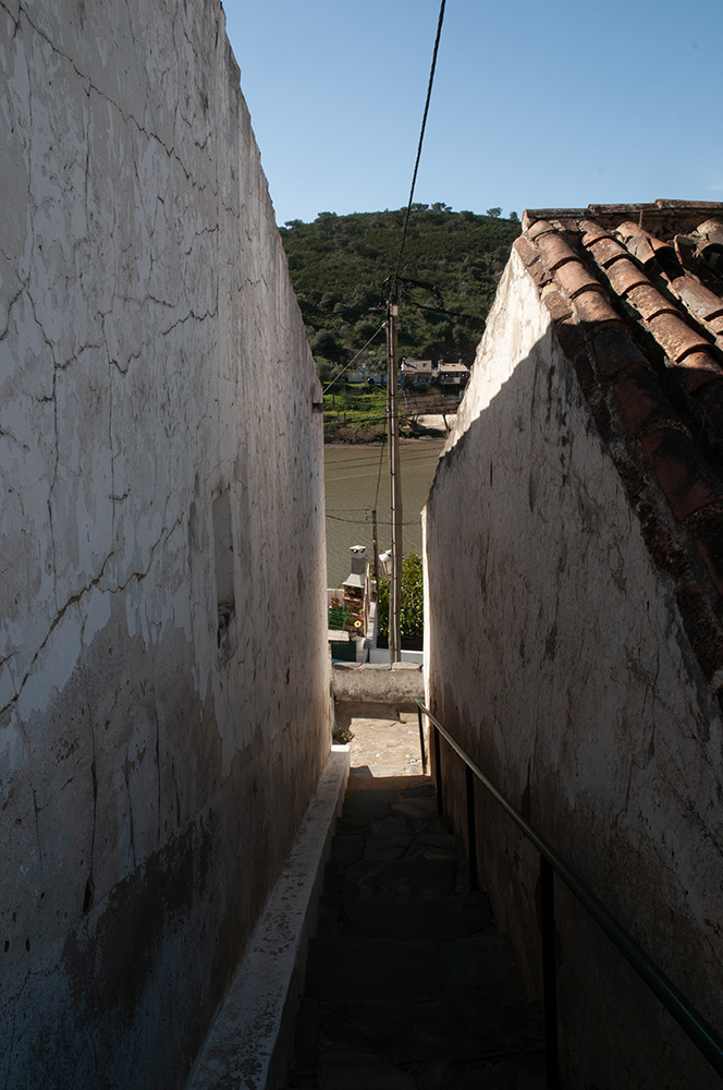 Ruelle de Pomarão où Casa MarDi organise une résidence artistique pour photographes au Portugal
